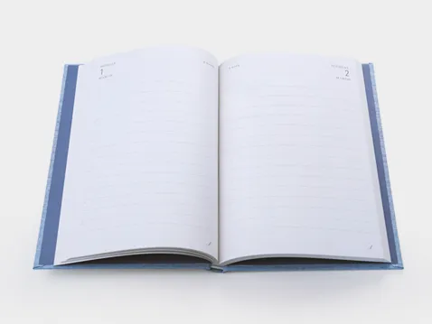 Geöffneter A5-Tageskalender im Hardcover mit einem Tag pro Seite