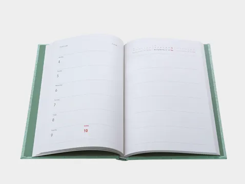 Geöffneter A5-Wochenkalender im grünen Hardcover