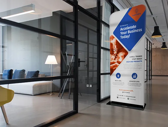 Textil-Werbeaufsteller mit Druck in einem modernen Büro