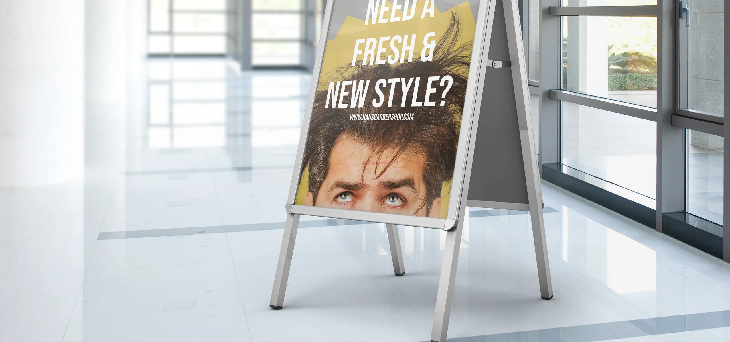 Werbeaufsteller mit Plakat im Innenbereich an den Fenstern