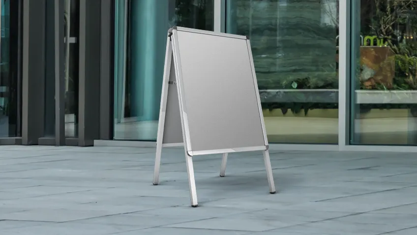 Aluminium-Werbeaufsteller in A-Form im Innenbereich