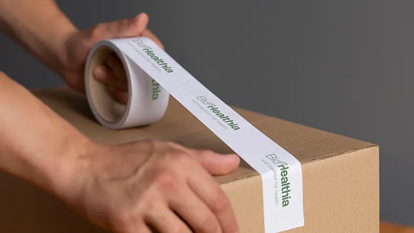 Rosa selbstklebende Klebebänder mit Aufdruck auf einem Schreibtisch